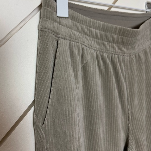 Lululemon | Mid-Rise Wide-Leg Pant Velvet Cord | Warm Ash Gray | Size 4 - Picture 7 of 13